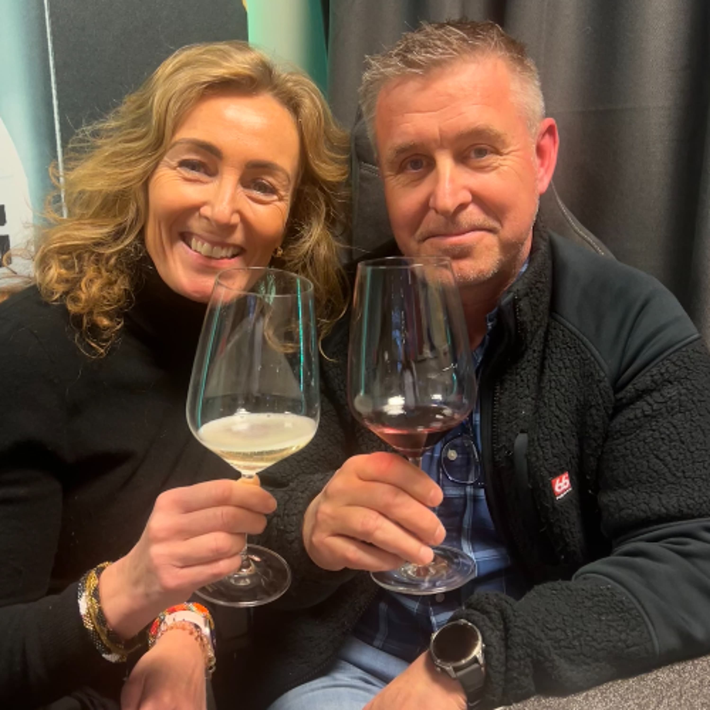 Mynd fyrir þáttinn #146 – Komu til Afríku áður en þau komu til Akureyrar. Flugsystkynin Anna María og Róbert Magnús spjalla um ferilinn og Air Atlanta sem er að fá 19. breiðþotuna og þjálfa nýja flugmenn. - Anna María Kristmundsdóttir og Róbert Magnús Kristmundsson. hjá Flugvarpið